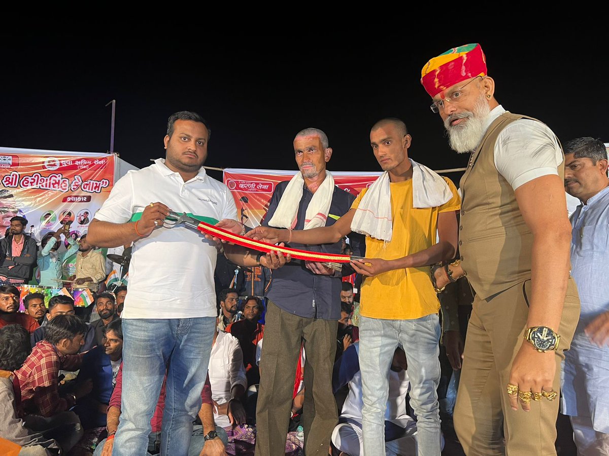 AjayLoriya12's tweet photo. 🚩🇮🇳🚩જમ્મુ કાશ્મીર માં શહીદ થયેલા હરિશસિંહ પરમારના પરિવાર ને મળીને મોરબી ના રાષ્ટ્રભક્તોએ એ આપેલ ફંડ માંથી 1,75,000(એક લાખ પંચોતેર હજાર) આપીને માં ભારતી નું ઋણ ચૂકવી ધન્યતા અનુભવી 🚩🇮🇳🚩
ભારત માતા કી જય
વંદે માતરમ્ !
#ajayloriya #ajayloriyamorbi   #indiaarmy #army #Armyofindia https://t.co/vPiwmlCZEM