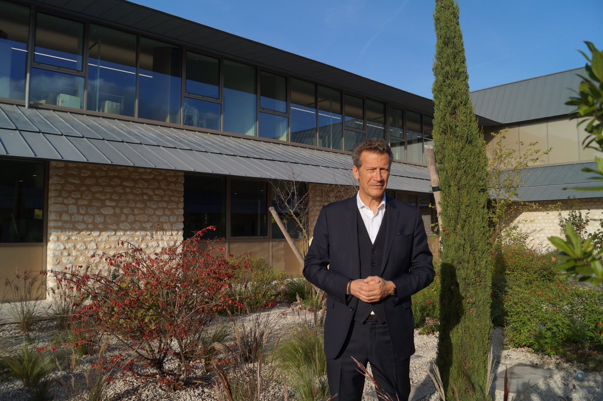 VieCharentaise's tweet photo. Interview dans la dernière édition de La Vie Charentaise de Philippe Farnier, DG de Rémy Martin : "Notre idée, c'est d'étendre la communauté des cognac lovers. Peut-être qu'ils consommeront moins de cognac, mais mieux et la communauté s'élargira". https://t.co/RF4KC9v7MR