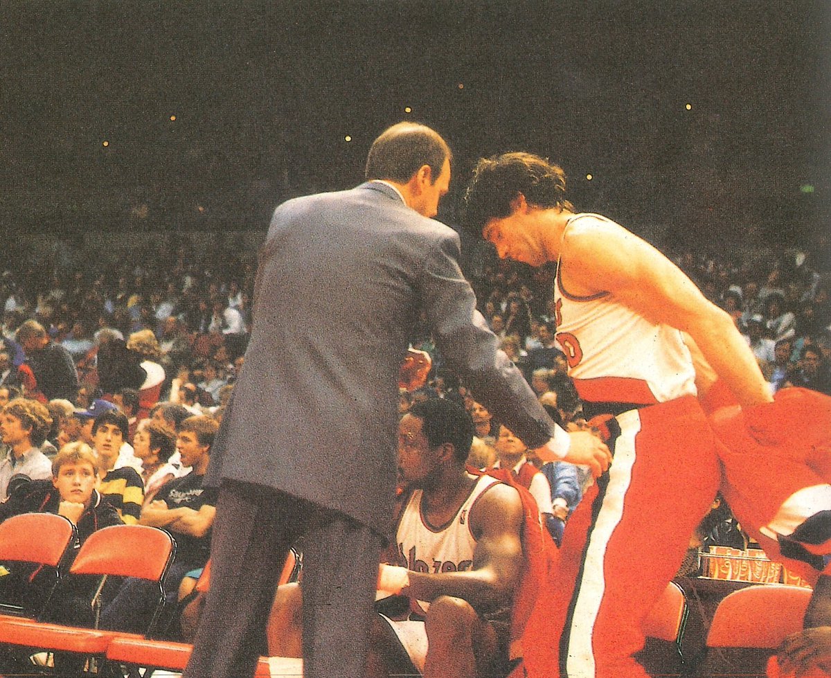 ✏ HISTORIA en el día que se cumplen 35 años del debut en la NBA de Fernando Martín: 
➡️"¿SABES CÓMO ME LLAMAN ESTOS TÍOS?". Cuando los americanos alucinaron con Fernando Martín.
📷 del gran Fernando Laura👇👇 planetacb.com/sabes-como-me-…