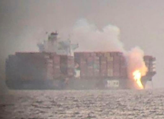 MasContainer's tweet photo. #Domingo de #Noticias: Fuego & #Contenedores: la saga de la #ZIMKingston / #RealidadAumentada en #Logística / Nadie se escapa de la #crisis / #Maersk vs #FFWW - https://t.co/CpCOqJps10 https://t.co/dChtA4XTtc
