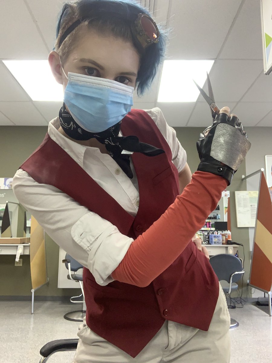 cosplays413's tweet image. Neither a baron nor a doctor…but for one day, a hairdresser? 
Happy Halloween! My work made the lovely mistake of letting me dress up today and who better to be than my favorite character from #TheMechanisms , Marius Von Raum? @TheMechanisms