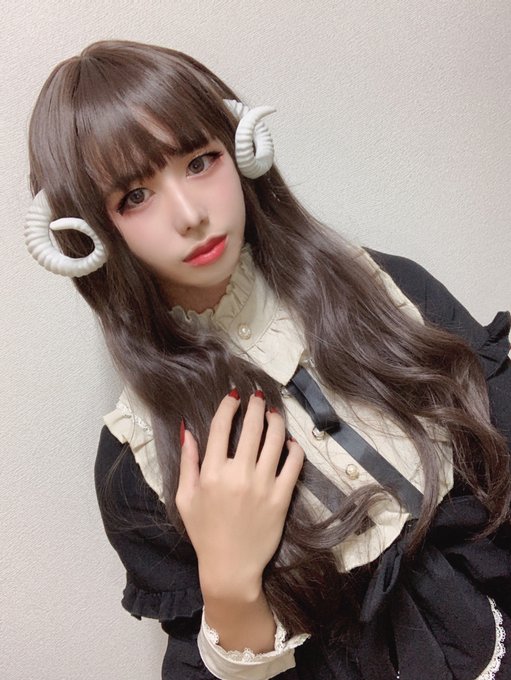 @AmaneNow741 フィルターつける前がこんな感じ
ある程度メイクしてあげるとその後の加工も補正効いて割と楽になる…気がする!ちなコレ輪郭とかは加工済だから実際はもっとオッサン 