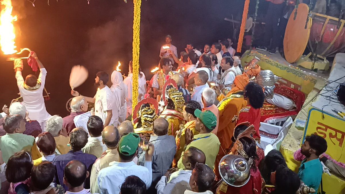 YamunaMission's tweet photo. आज के पावन पर्व पर पुण्य तीर्थ गऊघाट (बृज मथुरा पुरी) माँ श्रीयमुना जी की संध्या आरती दर्शन 🙏🙏  #aarti #GauGhat #Mathura #YamunaMission https://t.co/bLxaFznjq8