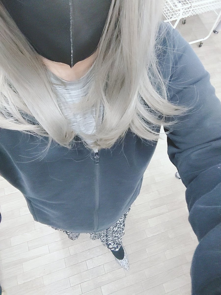 YumemiruAnna's tweet photo. こんばんは( ´ ▽ ` )ﾉ💕

新しいパンプス履いて歩いてみた♪

やっぱりサイズが合ってると、めっちゃ歩きやすいし、気持ちもワクワクする❤️🤩❤️

色的にこれからの季節でも十分楽しめそ♪

@Frelsi_official https://t.co/G6K8Y101ZW