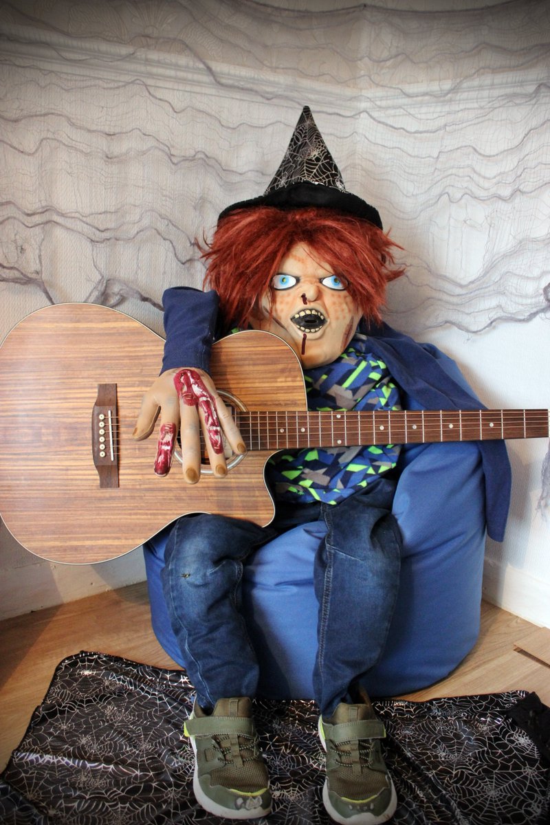 FreshmanGuitars's tweet photo. Restless native Chucky plaaays geeetaaaaar - In a Big Country, dreams will stay with you....hope it's not the nightmares tho !! Have a spooooky Halloween folks #freshmanguitars #halloween #spooky #halloween2021 #chucky #restlessnatives https://t.co/oSxIeLWgsf