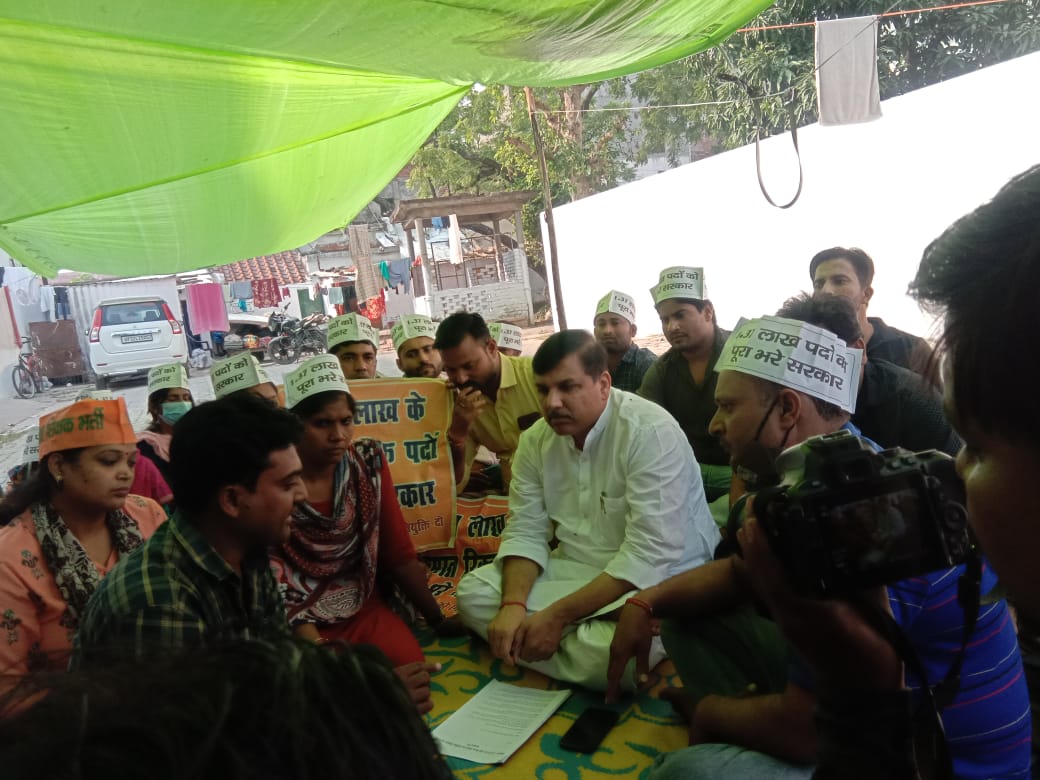 69000 सहायक शिक्षक भर्ती मामला..
आप संसद संजय सिंह <a href="/SanjayAzadSln/">Sanjay Singh AAP</a> पहुंचे धरना स्थल । अभ्यार्थियों की सारी बात ध्यान  से सुनने के बाद सुप्रीम कोर्ट के आदेश के पालन पालन और 137000 पदों पर शिक्षक भर्ती पूरी करने की उनकी मांग का समर्थन किया।