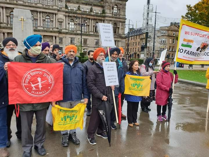 kisanektamorcha's tweet photo. Indian diaspora and supporters of farmers movement protesting in Glasgow ahead of Indian PM Narendra Modi's visit to #COP26 #COP26Glasgow.

Indian farmers are demanding provisions &amp; incentive for crop diversification &amp; eco-friendly agriculture but Indian Govt is suppressing them. https://t.co/zma5acuZKi