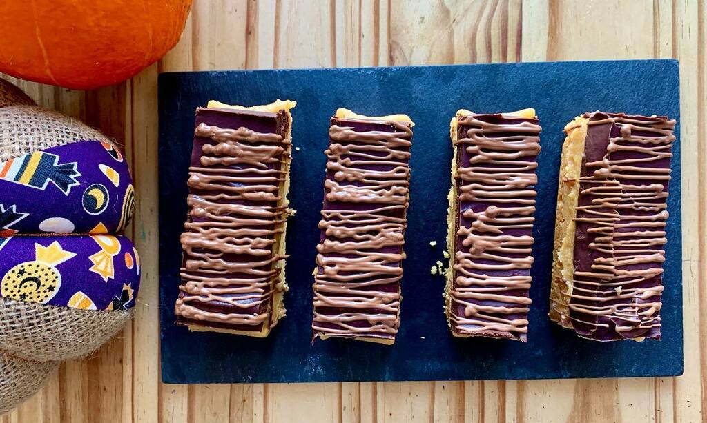 thecopperspoon's tweet photo. Chocolate truffle caramel shortbread made with Cornish cream 🌙 some call it millionaires shortbread some call it billionaires shortbread we call it Cornish gold ✨
.
.
.
#truffle #caramel #shortbread #marazion #homemadecaramel #millionarelifestyle #mi… https://t.co/86OJYC2d9x https://t.co/wpnSsbSUkv