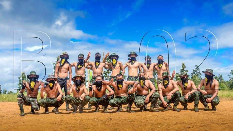 chokhaingchokh1's tweet photo. PDF members who are being trained at KNDF B-02 showed that they are on the same side with the public by flashing three-fingers salute.  #FreezePaymentsToJunta  #WhatsHappeningInMyanmar #Oct31Coup https://t.co/kNEwk7F5Hh