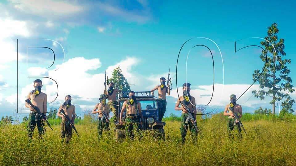 chokhaingchokh1's tweet photo. PDF members who are being trained at KNDF B-02 showed that they are on the same side with the public by flashing three-fingers salute.  #FreezePaymentsToJunta  #WhatsHappeningInMyanmar #Oct31Coup https://t.co/kNEwk7F5Hh