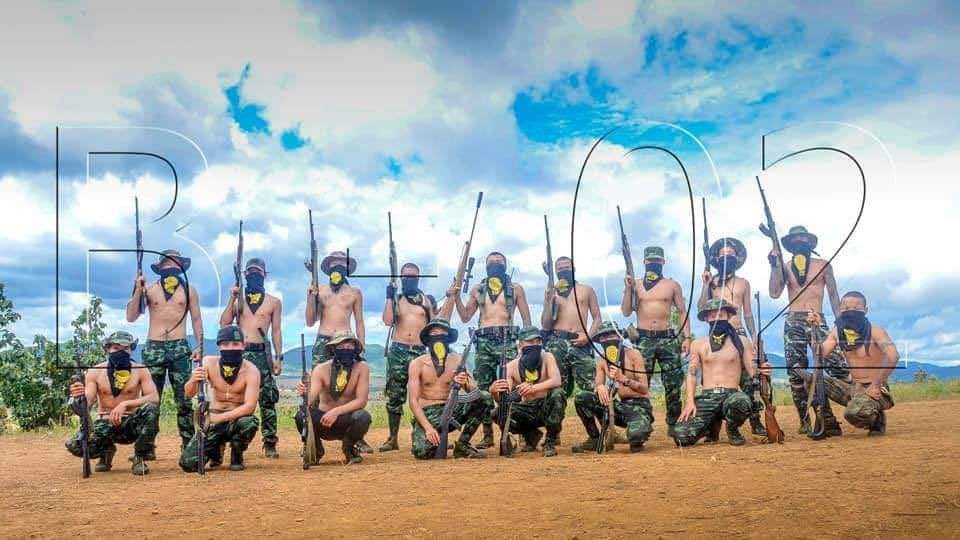 chokhaingchokh1's tweet photo. PDF members who are being trained at KNDF B-02 showed that they are on the same side with the public by flashing three-fingers salute.  #FreezePaymentsToJunta  #WhatsHappeningInMyanmar #Oct31Coup https://t.co/kNEwk7F5Hh