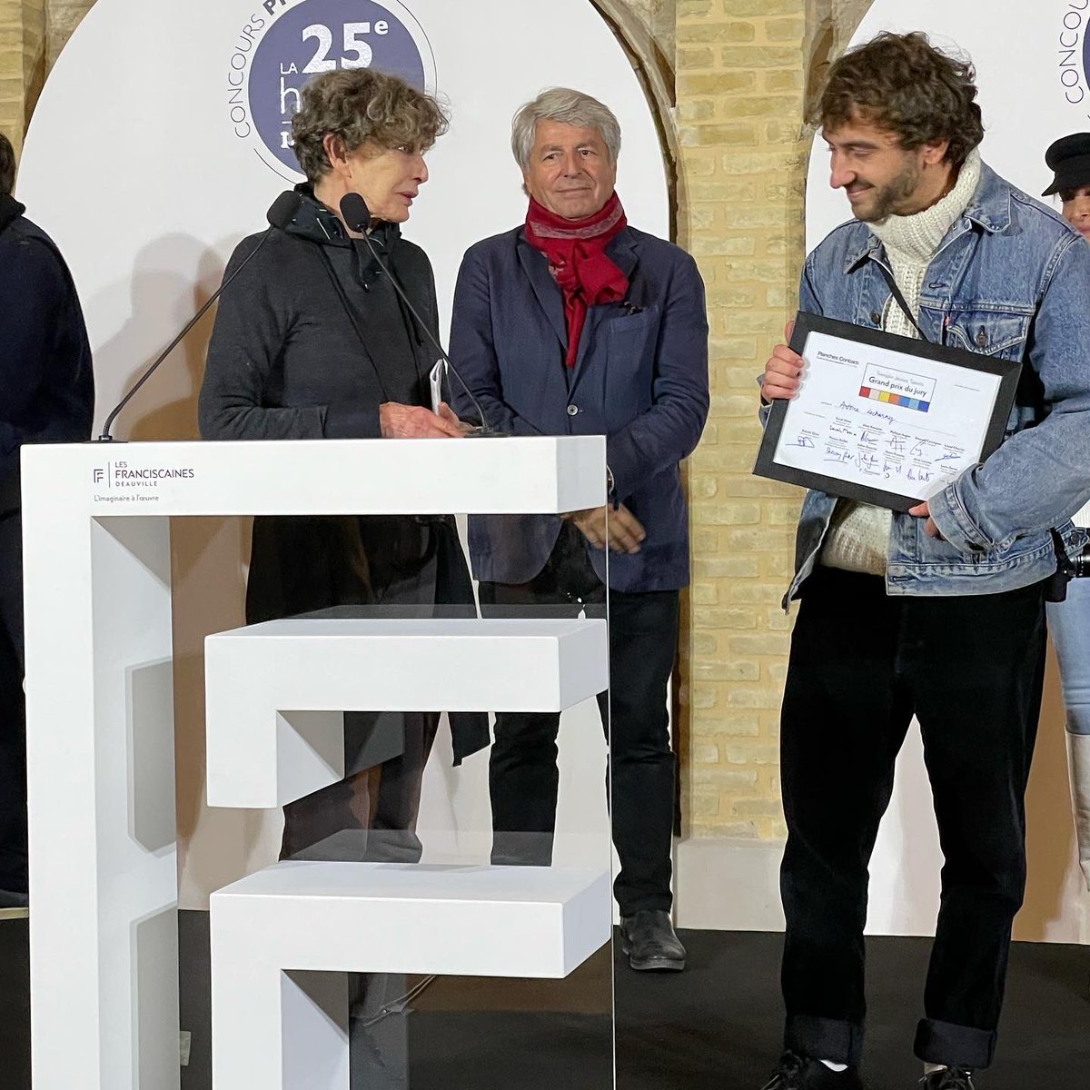infernale75's tweet photo. Planches Contact : Antoine Lecharny a remporté le prix Tremplin Jeunes Talents 2021 avec sa série "Côté fenêtre" #sarahmoon #antoinelecharny @antoinelecharny #festivalplanchescontact #lesfranciscaines #photography #deauville #exposition #festival #leica #tremplinjeunestalents2021 https://t.co/grpgwuTMCl