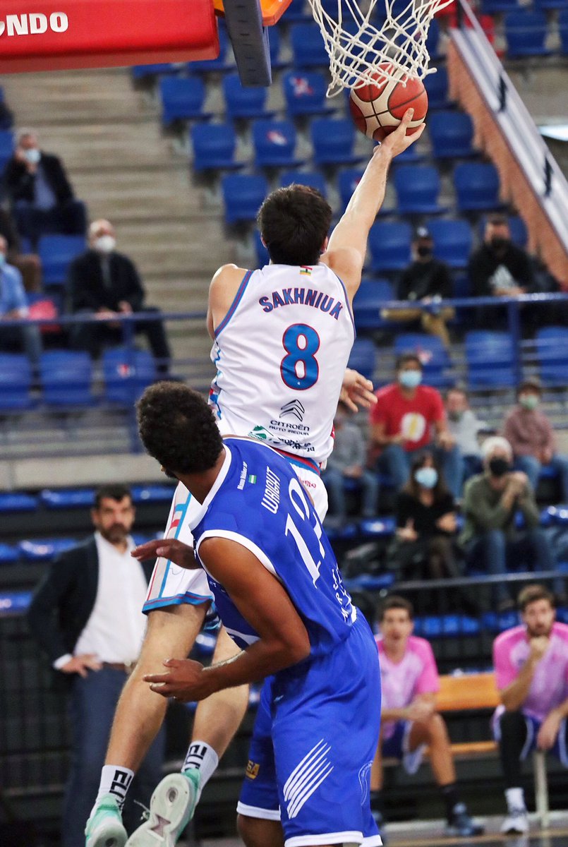 CBCLAVIJO's tweet photo. En el final del tercer cuarto los nuestros vencen 59-55 al @CBMarbella1. Fundamental el arranque de este último cuarto chavales. #GoClavijo https://t.co/uMhgRfJv5C