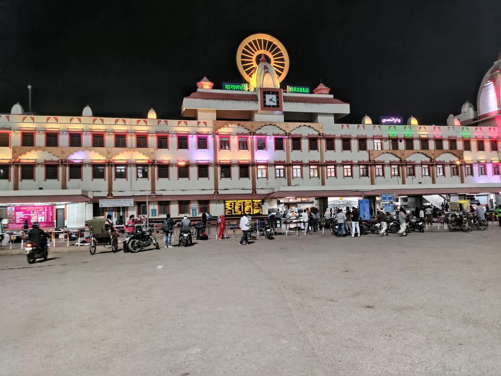 Vaibhavbhuworld's tweet photo. वाराणसी कैंट रेलवे स्टेशन 
#Varanasi @dmvaranasi2016
@varanasitraffic https://t.co/2yuBquhF6t