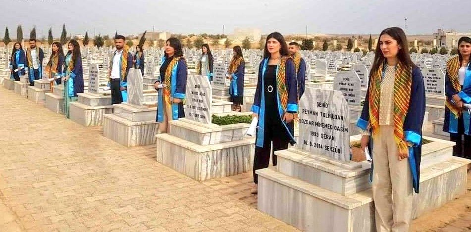 NuriMehmud's tweet photo. Şehîdên Rojava nemirin. Ew di rih, fikir û bedenên mededa jiyan dikin.
Şehîd roniya riya mene.
Pîrozbe serkeftina we şagirtên hêja. https://t.co/JFfeIHpUPz