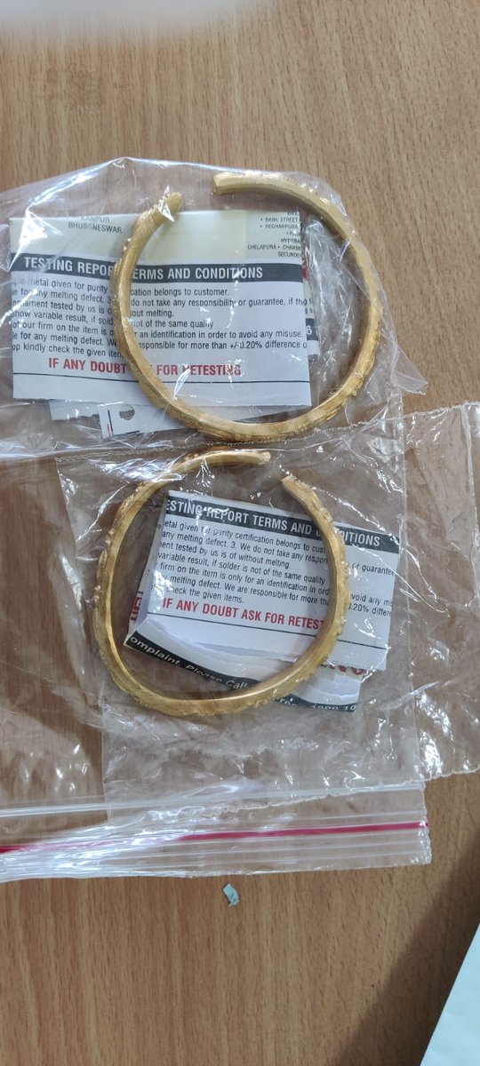 kolkata_customs's tweet photo. Acting on intelligence officers of #PrevCommWB on 29.10.21 @PetrapoleLCS have intercepted 3 pax with Indian Passport coming from Bangladesh through Benapole border &amp; recovered 675.86gm pure #gold bangles form them valued @ ₹33 lakhs (appox) 
@cbic_india @PIB_India @DDBanglaNews https://t.co/thilwfpBoC