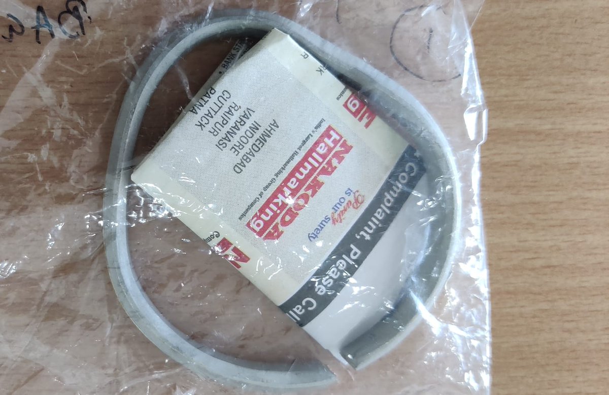 kolkata_customs's tweet photo. Acting on intelligence officers of #PrevCommWB on 29.10.21 @PetrapoleLCS have intercepted 3 pax with Indian Passport coming from Bangladesh through Benapole border &amp; recovered 675.86gm pure #gold bangles form them valued @ ₹33 lakhs (appox) 
@cbic_india @PIB_India @DDBanglaNews https://t.co/thilwfpBoC