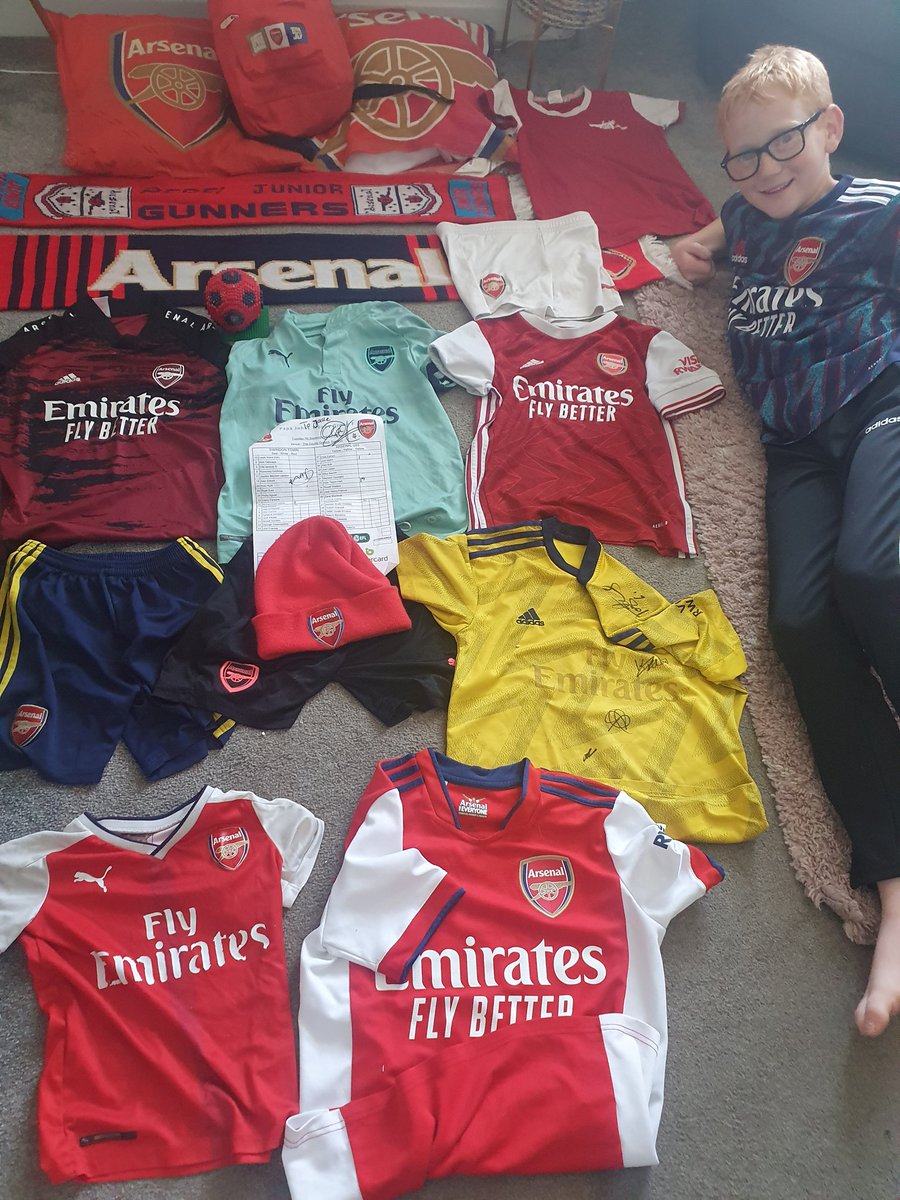 kitkatw's tweet photo. @Arsenal @JuniorGunners My son the superfan!! #juniorgunner https://t.co/23fZS1IZnD
