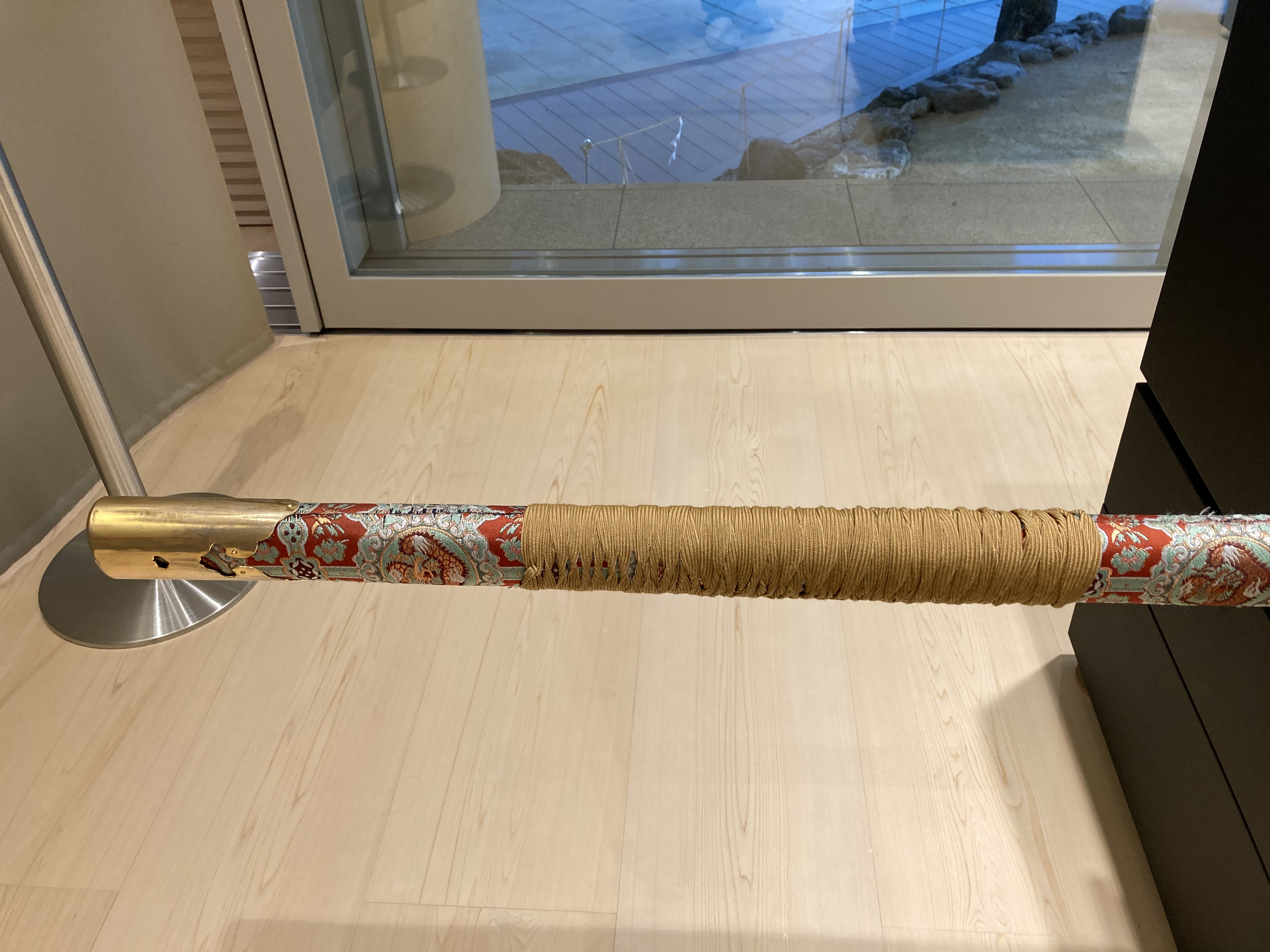 Tatsuya Niimi 熱田神宮 剣の宝庫 草薙館 刀剣体験コーナーの展示品 真柄太刀 太郎太刀 次郎太刀 の複製拵の柄巻が解れ 一晩で修繕 流石 熱田力 笑 剣の宝庫 草薙館 くさなぎ広場 T Co Zkdpuvdwhf 熱田神宮 剣の宝庫草薙館 鬼滅の