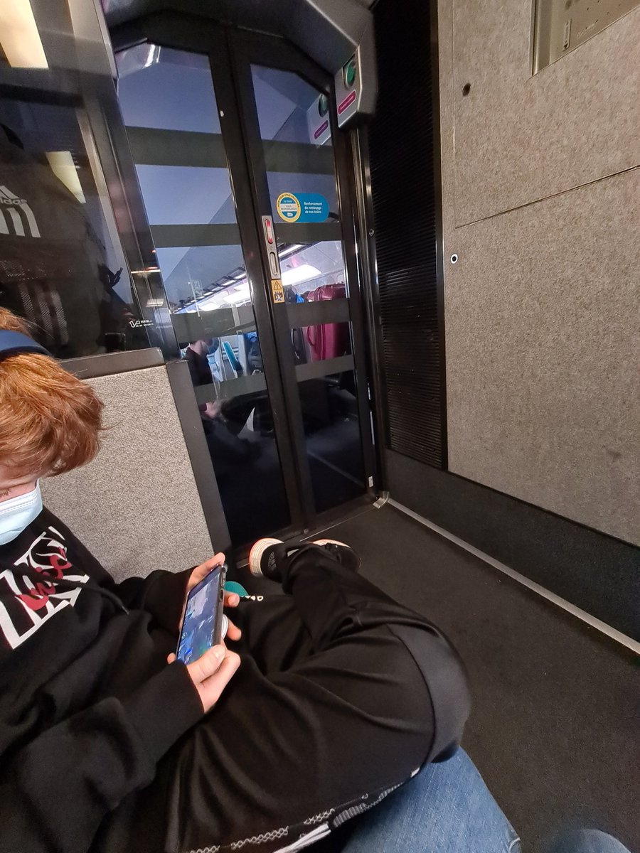 CathKlepper's tweet photo. Être la bonne poire qui prend "emplacement indifférent" dans le train et qui se retrouve sur une banquette dans le couloir pendant 3h...merci @SNCF @OUIGO @GroupeSNCF https://t.co/JJRvRmdlno