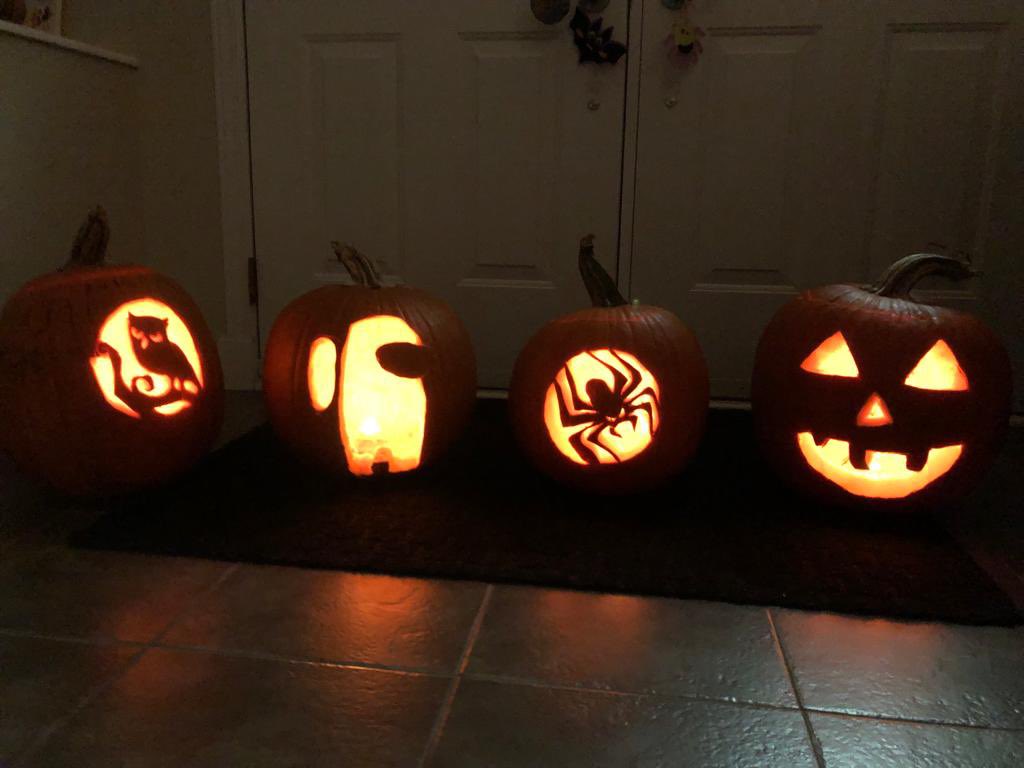 AngieMezher's tweet photo. George, Emma, Ella and Mila carved their pumpkins too !!!
Happy Halloween 🎃 👻 @MissAdamsSMY @MrsCarrollSMY @MrsPorcari @MmeElHajjar https://t.co/lVh6L9qSvM