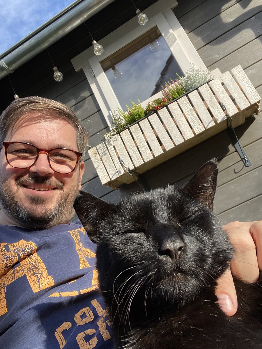 koewetti1's tweet photo. I would still do something today, but the cat #sun #sunday #relax #vacation #cat #garden https://t.co/qtfosuZPPL