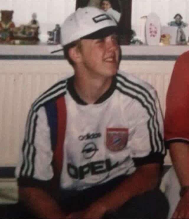 AndrewDowling84's tweet photo. As great as Halloween is, itโs always a sour taste for me. I lost one of my best friends 11 years ago today through alcoholism which in the end caused mental health problems. I find peace knowing that heโs got the wonderful views of the Rhondda to look at every day โค๏ธ #RIPDamian https://t.co/lgXz7pqAvj