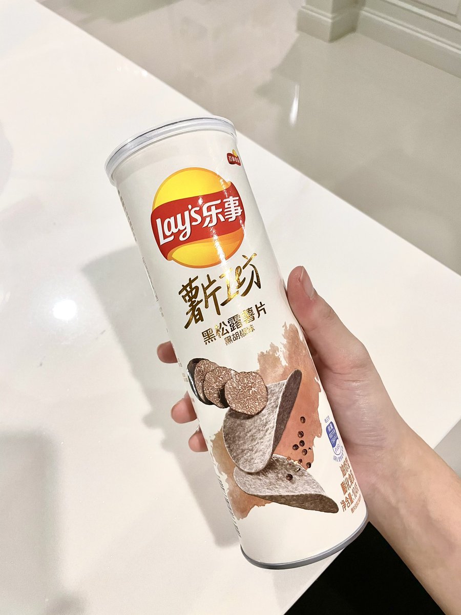 bellalissx's tweet photo. มึงงงง มันต๊าชชชมาก อร่อยแบบหยุดแดกไม่ได้อ่ะฮืออ เลย์รสเห็ดทรัฟเฟิลคือนัวมาก หอมทรัฟเฟิลไม่ไหว ใครเป็นทาสทรัฟเฟิลมึงอย่าหาสั่งอันเดียวนะ เพราะล่าสุดกูตุนแล้วโหลนึง แดกวันละป๋องให้มันสาแก่ใจกูจบๆ https://t.co/XnK0xykEH4