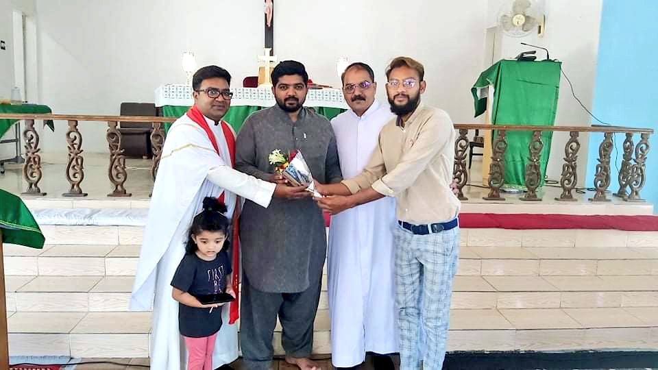 asher_albert's tweet photo. میں شکرگزار ہوں سینٹ جانز چرچ اسٹیل ٹاوُن کی انتظامیہ اور قابلِ احترام انچارج پادری سُنیل پطرس صاحب اور معاون پادری خالد صاحب کا جنہوں نے مجھے اپنے چرچ میں مدعو کیا اور موقع دیا، اپنے خیالات کا اظہار کرتے ہوےُ مسیحی نوجوانوں
کوکہا کہ آپ اس ملک میں برابر کے شہری ہیں اقلیت نہیں۔ https://t.co/dqk8lEmQdA