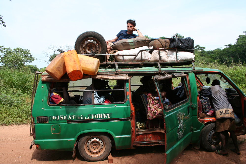 TBarbaut's tweet photo. En #Centrafrique : départ de #Bangui en pirogue jusqu'à Mougoumba puis retour par le taxi brousse : conditions de voyage en mode #surletoit de ce #toyota nommé "Oiseau de la foret" avec les poules et le riz ! https://t.co/O0CWzCKnGM