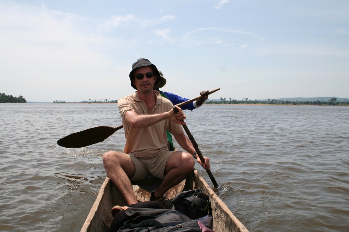 TBarbaut's tweet photo. En #Centrafrique : départ de #Bangui en pirogue jusqu'à Mougoumba puis retour par le taxi brousse : conditions de voyage en mode #surletoit de ce #toyota nommé "Oiseau de la foret" avec les poules et le riz ! https://t.co/O0CWzCKnGM