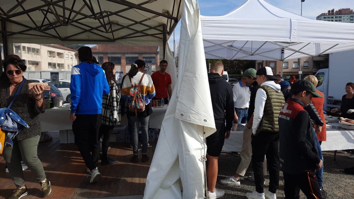 TOXIII's tweet photo. #TOElite

La bodega vous attend pour faire monter l’ambiance avant le match de nos jeunes Olympiens à 15h face au @fcl13 !

#TOgether 🔵⚪️ https://t.co/ZyPtdOxCu4