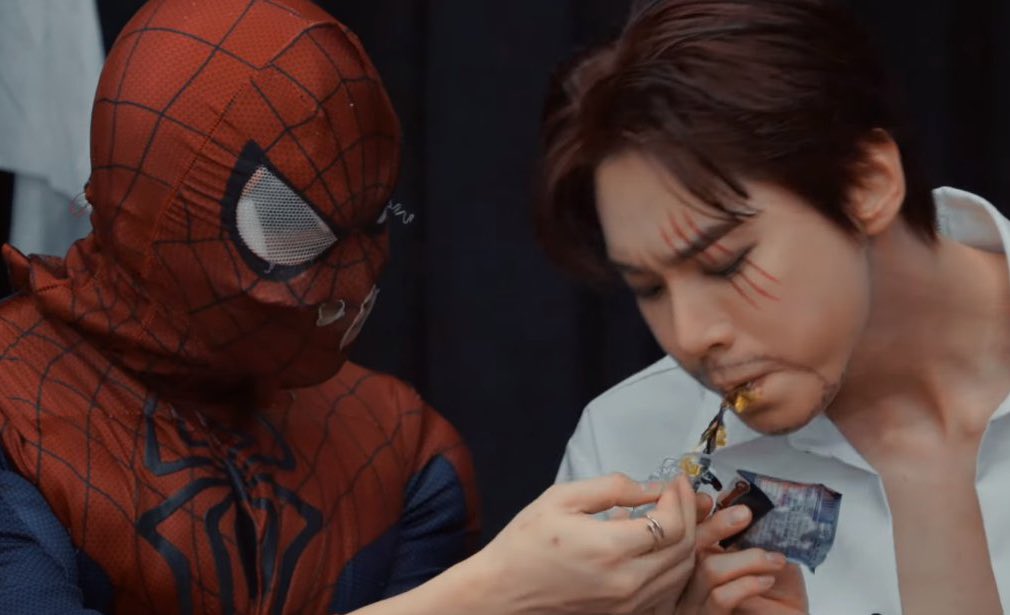 ป้อนขนมยังไงให้เหมือนต่อไฟจุดบุหรี่