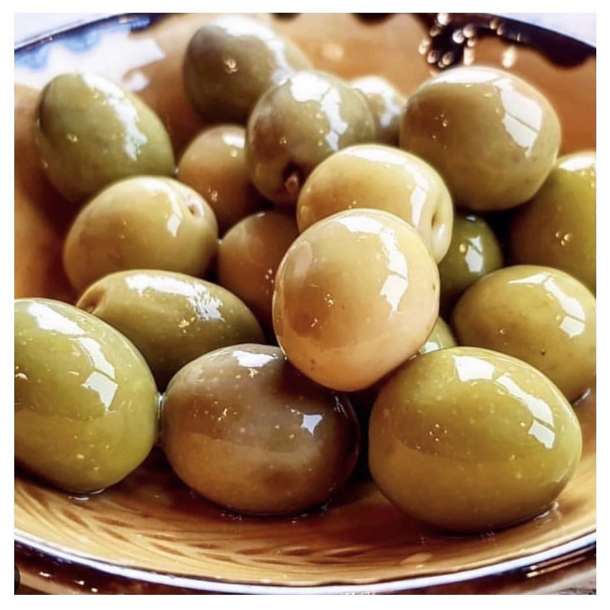 Perfect for Sunday snacking… 

olives + rioja = happiness 🍷🫒

#takemetothetapasbar #tastytapas #tapastime #lacantinaheatonmoor #tapasrestaurant #heatonmoor #spanishfoods #tapas #tapastime #stockport #supportlocal #stockporteats #fourheatons #weloveheatonmoor