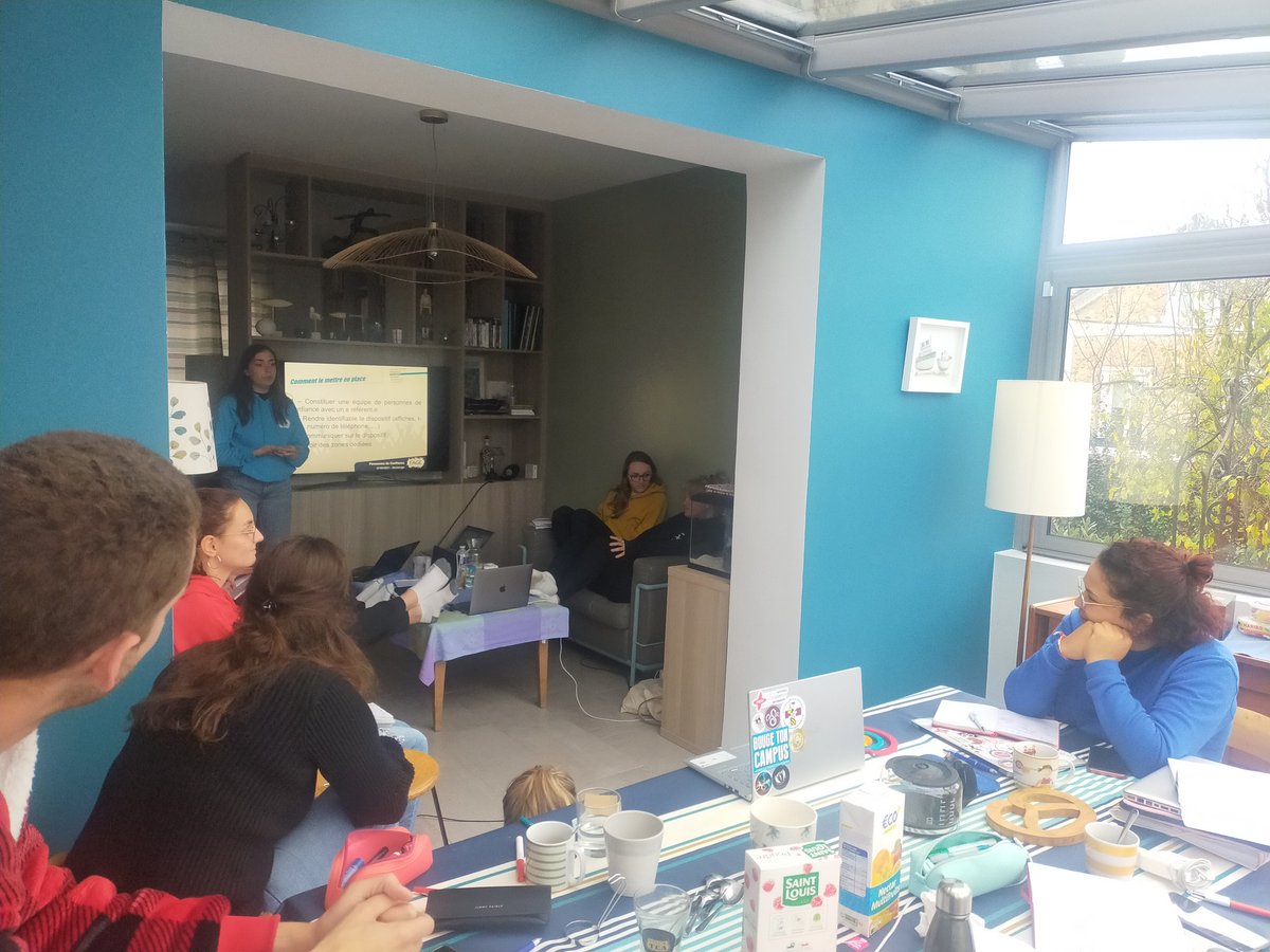 JeremieLvt's tweet photo. 🟦 Formation | Aujourd'hui avec @Laurine_FAGE nous intervenions auprès du bureau de @La_FNESI sur la lutte contre les #VSS et la mise en place du dispo personnes de confiance.

Heureux de voir que les asso et fédé étus continuent de se mobiliser pour rendre nos évents plus safes https://t.co/rMxxfVDQSe