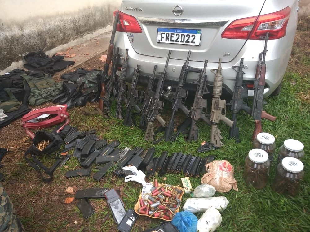 reporterenato's tweet photo. ATENÇÃO: 25 suspeitos são mortos em confronto com a Polícia Rodoviária Federal e a Polícia Militar em Minas Gerais. Eles seriam integrantes de quadrilha especializada em assalto a banco. Foram apreendidos fuzis, coletes e armas calibre ponto 50. https://t.co/4Kt8r16DCB