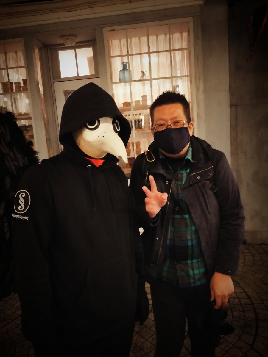 SPECTERsymphony's tweet photo. 小雨でしたが行って良かった蒸奇博
🐸🤖🦅💨

帰り際にペストリカ氏ファンのガチ勢の方にお会いしました。
ノナメちゃん同様昨今のペストマスク談義に花が咲きました。
😊🌸

来年も行こう蒸奇博！！
次会う時はこの方も
plague doctor！

#蒸奇博
#ノナメ ちゃん
#ロボット頭 ちゃん
#ペストリカ 氏 https://t.co/4r1MsC7rHJ
