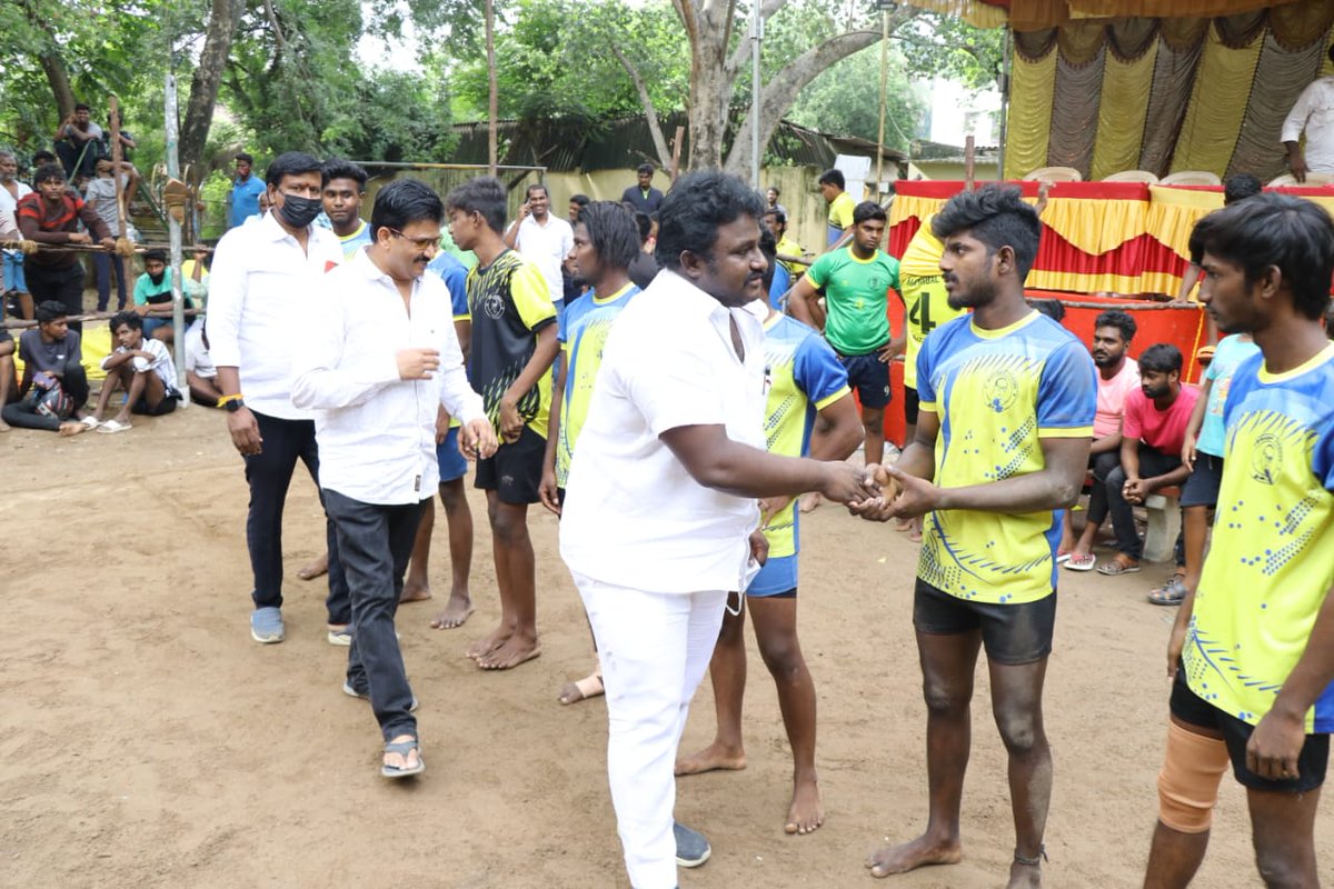 PrabhakarRaja88's tweet photo. விருகை அண்ணா செலக்ட் கபடி போட்டி நடத்தும் பத்தாம் ஆண்டு மாபெரும் கபடி போட்டியில் சிறப்பு அழைப்பாளராக கலந்துகொண்டு வீரர்களுக்கு சீருடை வழங்கி மகிழ்ந்தேன்..

 உடன் பகுதி கழக செயலாளர் கே.கண்ணன் மாவட்ட தொண்டரணி அமைப்பாளர் சசிகுமார் மற்றும் சு.ரா.விக்கி https://t.co/38DlH3Egr2