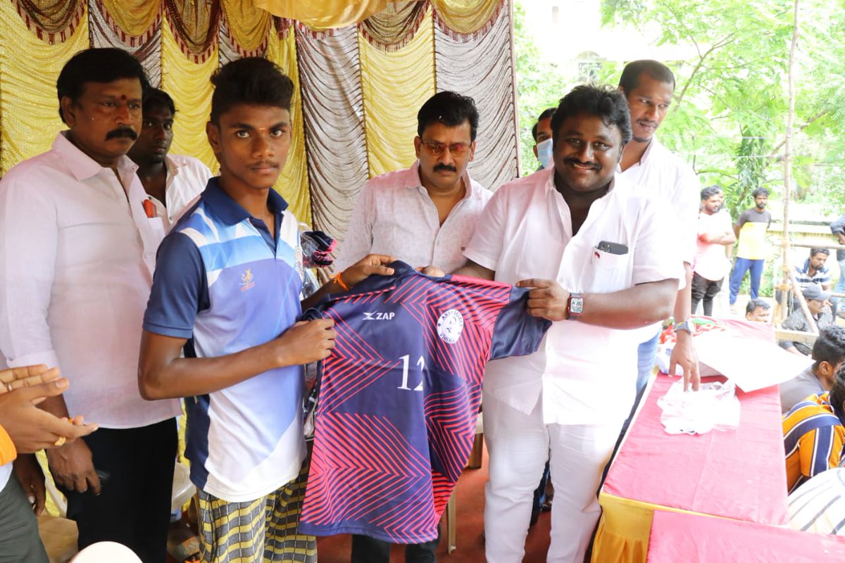 PrabhakarRaja88's tweet photo. விருகை அண்ணா செலக்ட் கபடி போட்டி நடத்தும் பத்தாம் ஆண்டு மாபெரும் கபடி போட்டியில் சிறப்பு அழைப்பாளராக கலந்துகொண்டு வீரர்களுக்கு சீருடை வழங்கி மகிழ்ந்தேன்..

 உடன் பகுதி கழக செயலாளர் கே.கண்ணன் மாவட்ட தொண்டரணி அமைப்பாளர் சசிகுமார் மற்றும் சு.ரா.விக்கி https://t.co/38DlH3Egr2