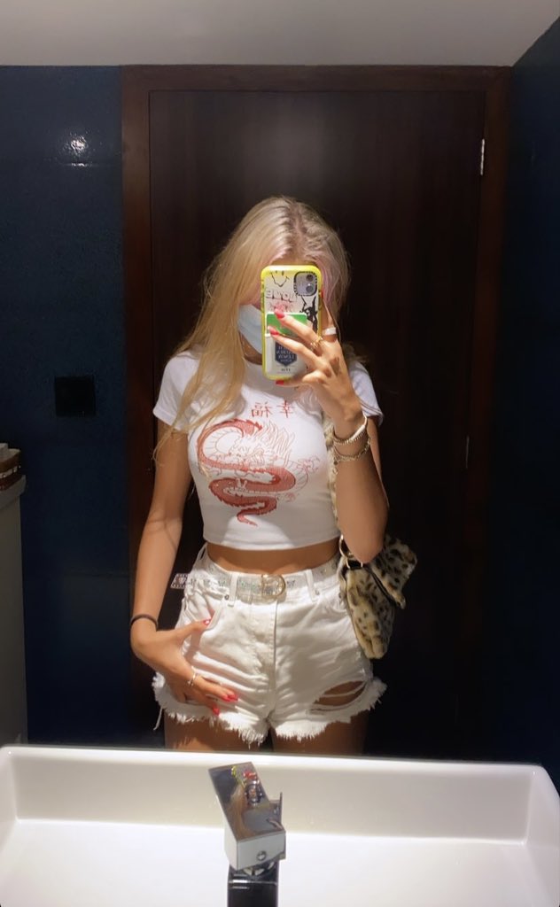 lauracigr's tweet photo. qui pour enlever mon t-shirt :/ https://t.co/pCR75NzIZO