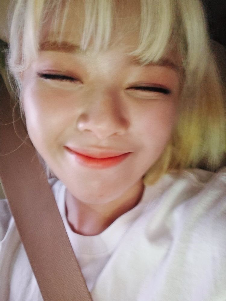 twicesnapchat's tweet photo. few hours left 🥰🥰🥰 https://t.co/hO3WqYKJid