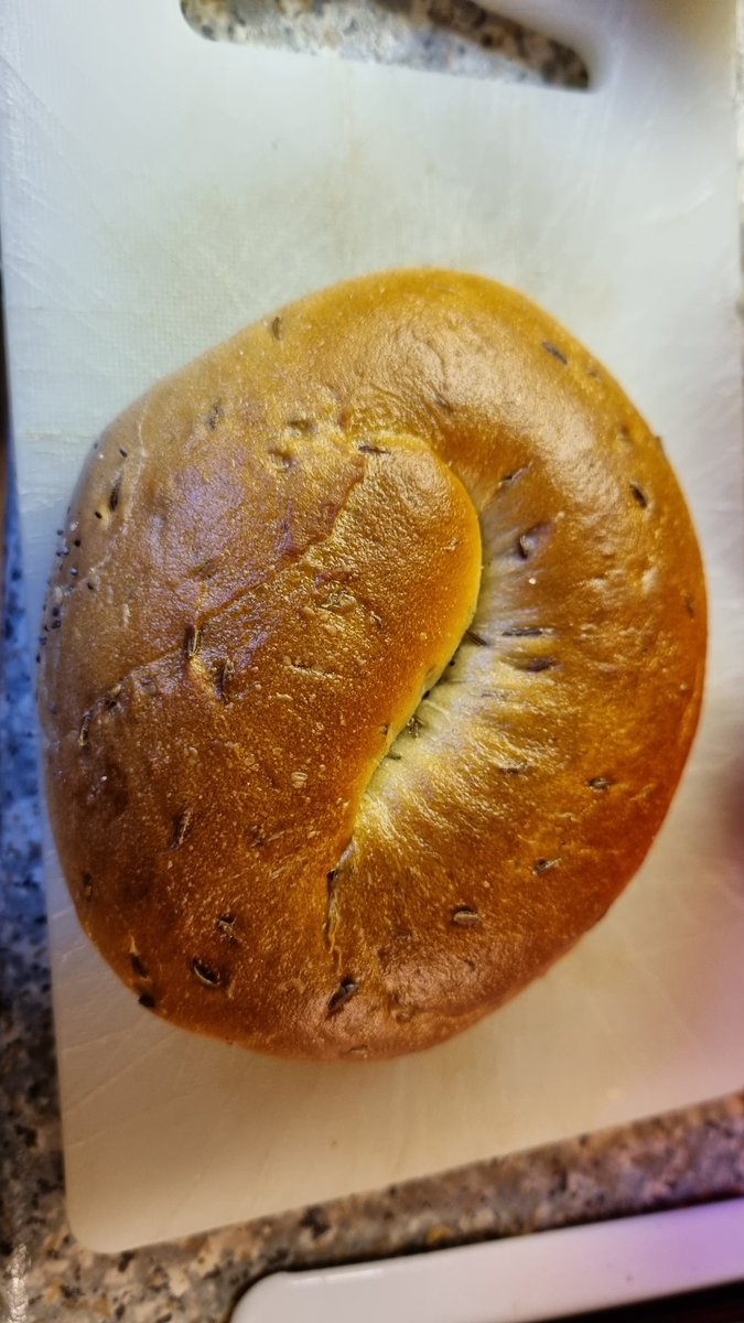 I'm sorry to say, 'Cohen's' bagels, that these are not bagels. And likely too you're not as Jewish as your name artfully implies!

Worse - on tasting - this is basically a bread, not a bagel. A bagel is boiled then baked.

Null points! https://t.co/rbtDsDse87