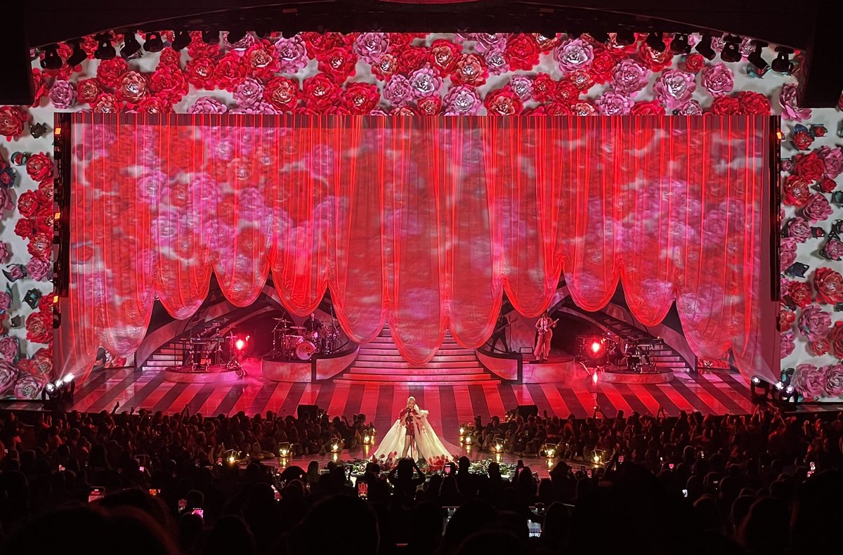 kmpeacock6's tweet photo. Thanks for the unforgettable 54 on a Saturday night @gwenstefani We will never forget it! https://t.co/kI66eBzVqv