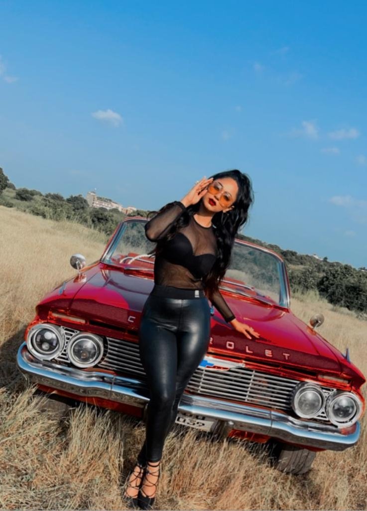 BOIncome's tweet photo. .@soundarya_20's shares a sizzling picture from the BTS of her new song #BombHai 🔥

#SoundaryaSharma #bts https://t.co/fpptT36xgl