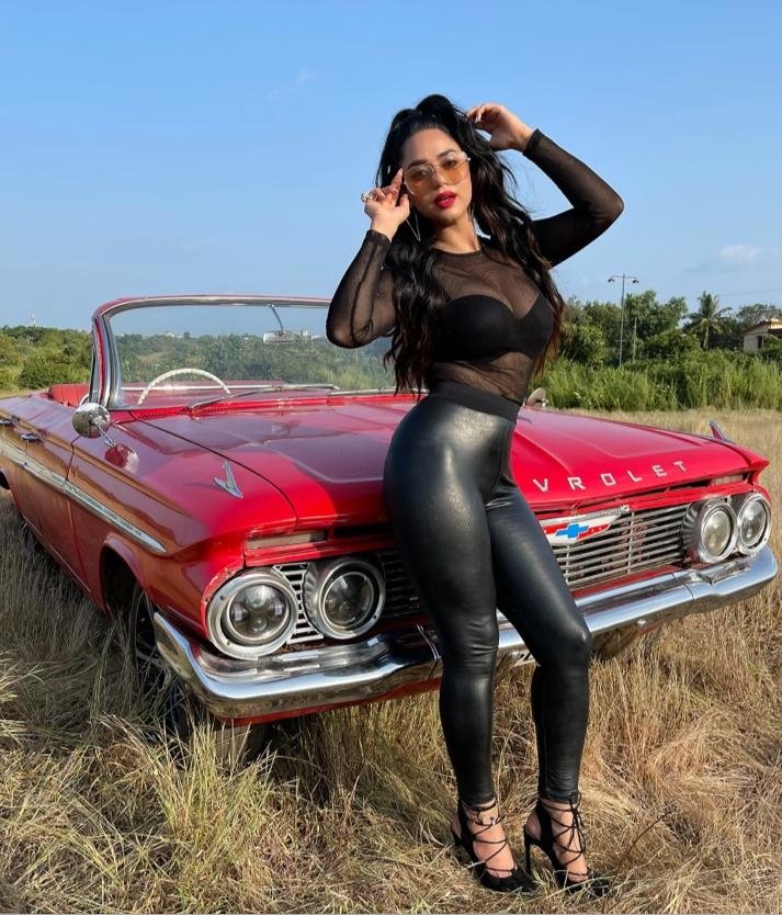 BOIncome's tweet photo. .@soundarya_20's shares a sizzling picture from the BTS of her new song #BombHai 🔥

#SoundaryaSharma #bts https://t.co/fpptT36xgl