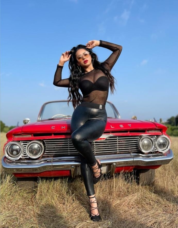 BOIncome's tweet photo. .@soundarya_20's shares a sizzling picture from the BTS of her new song #BombHai 🔥

#SoundaryaSharma #bts https://t.co/fpptT36xgl