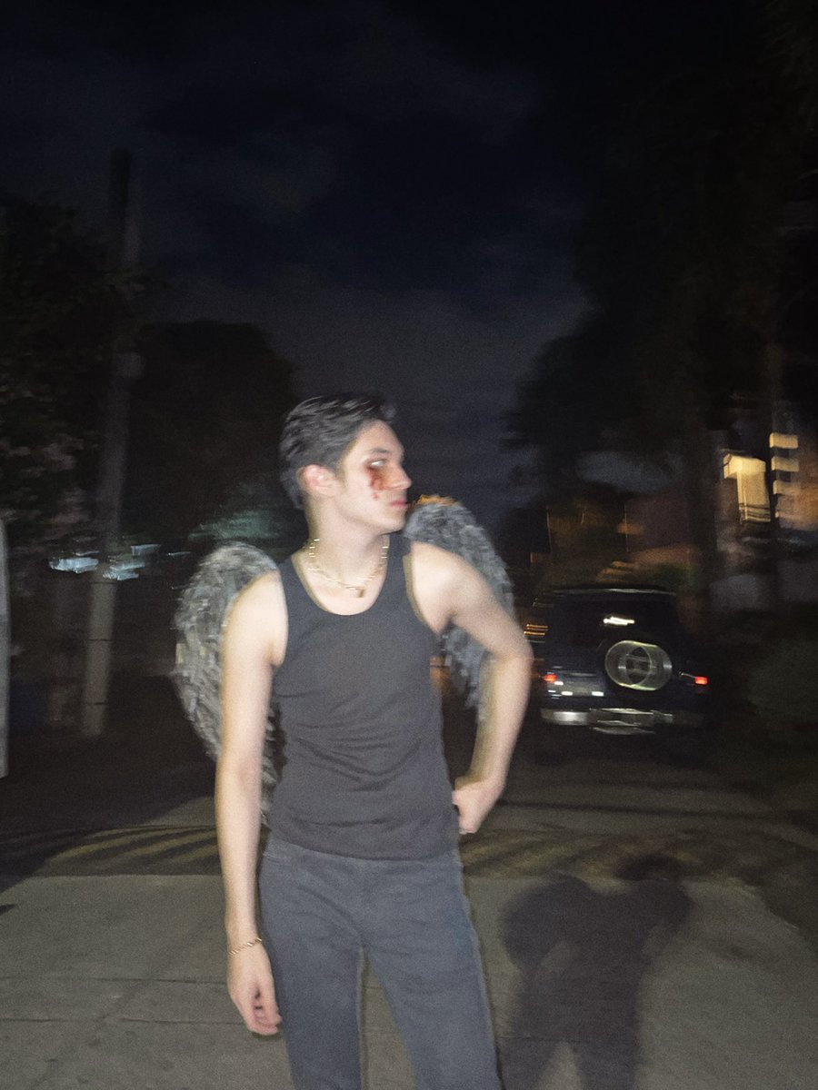 benjiedsch's tweet photo. fallen angel 🤪 https://t.co/UBVV8leCmi