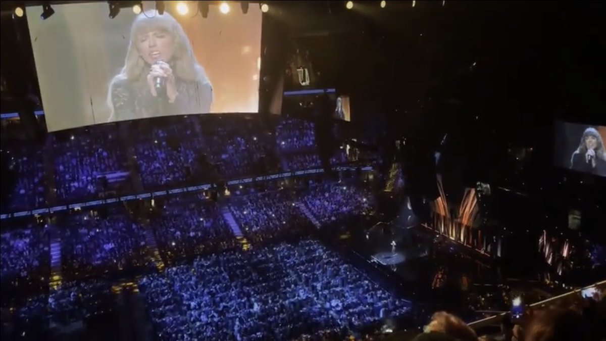 taylorlvebot's tweet photo. the power 🔥🔥🔥 #RockHall2021 https://t.co/WMbw4ZOz4p