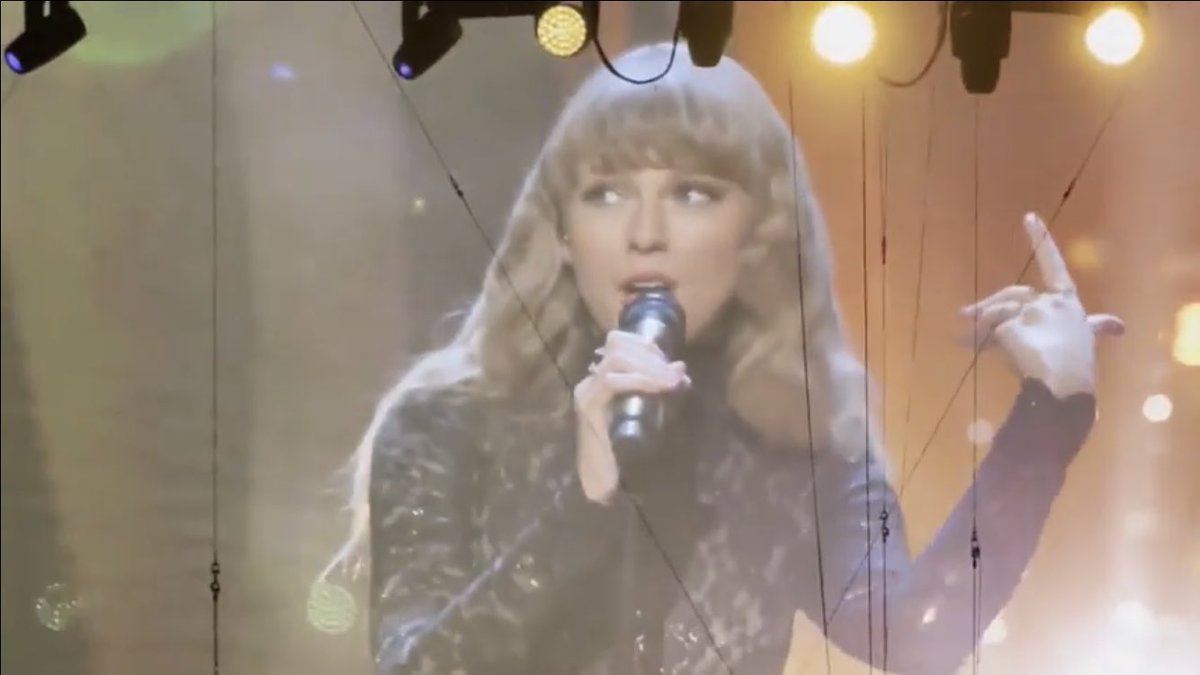 taylorlvebot's tweet photo. the power 🔥🔥🔥 #RockHall2021 https://t.co/WMbw4ZOz4p