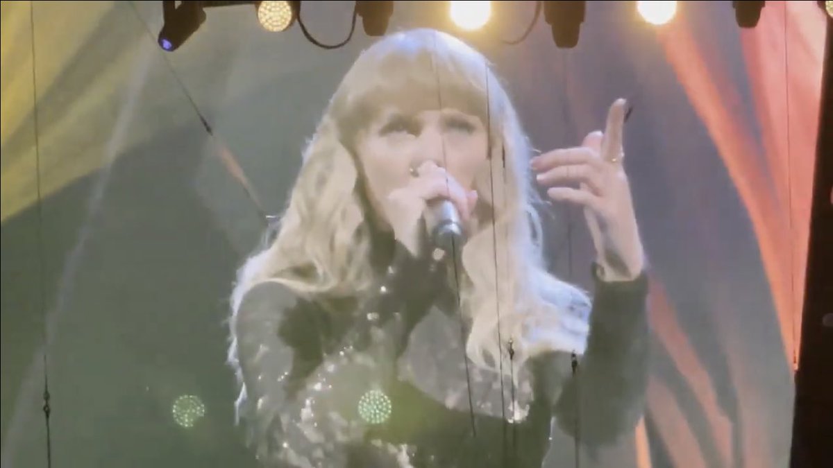 taylorlvebot's tweet photo. the power 🔥🔥🔥 #RockHall2021 https://t.co/WMbw4ZOz4p